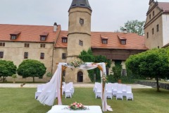 Slavobrána na nádvoří zámku Libouchec s výhledem na historické křídlo.