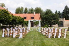 Svatební obřad na hlavním nádvoří zámku Libouchec v romantickém prostředí severních Čech.