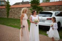 Vstupní brána zámku Libouchec připravená na příjezd svatebčanů z Ústeckého kraje.