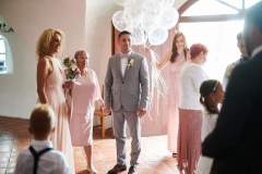 Svatební hosté shromáždění před obřadem na zámku Libouchec u Ústí.