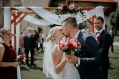 Slavnostní atmosféra svatebního dne na nádvoří zámku Libouchec, ideální dostupnost z Ústí nad Labem. 