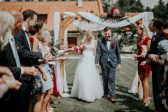 Svatební obřad na hlavním nádvoří zámku Libouchec v romantickém prostředí severních Čech.