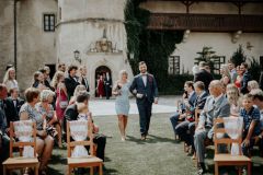 Atmosféra letní svatby na zámku Libouchec s historickou kulisou.