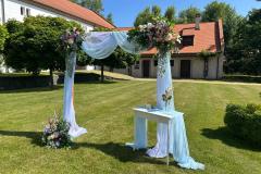 Svatební květinové dekorace na míru pro svatbu v Libouchci.