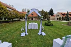 Svatební dekorace v barvách na míru ladící s historickým charakterem zámku Libouchec.