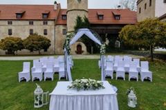 Slavobrána na nádvoří zámku Libouchec s výhledem na historické křídlo.