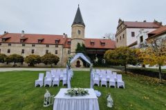 Elegantní výzdoba svatebního obřadu na zámku v severních Čechách.
