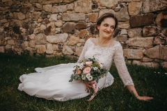 Romantický portrét nevěsty v historických prostorách zámku Libouchec - Ústecký kraj.