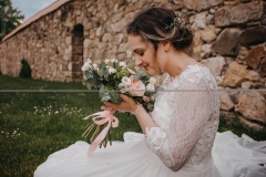 Romantický portrét nevěsty v zahradě zámku Libouchec - Ústecký kraj.