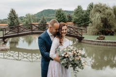 Momentka ze svatebního dne na zámku Libouchec v Ústeckém kraji.