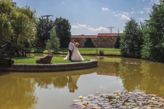 Svatební fotografie ze zámku Libouchec, dostupného místa z Teplic.