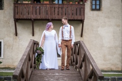 Romantická procházka páru po obřadu v okolí Ústí nad Labem.