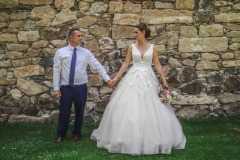 První společná procházka novomanželů zahradou zámku Libouchec.