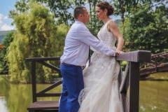 Svatební fotografie ze zámku Libouchec, dostupného místa z Teplic.