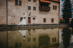 Romantický portrét nevěsty v historických prostorách zámku Libouchec - Ústecký kraj.