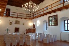 Svatební obřad na míru v interiéru zámku Libouchec