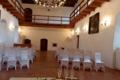 Svatební obřad na míru v interiéru zámku Libouchec