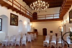 Interiér renesančního zámku Libouchec pro svatby v zimě.