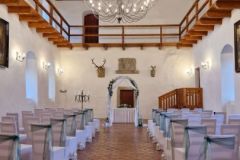 Svatební obřad na míru v interiéru zámku Libouchec