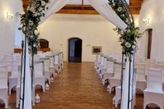 Svatební obřad na míru v interiéru zámku Libouchec