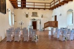 Svatební obřad na míru v interiéru zámku Libouchec