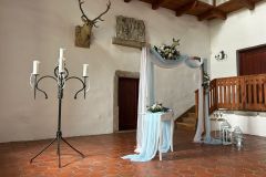 Svatební obřad na míru v interiéru zámku Libouchec