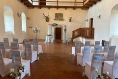 Svatební obřad na míru v interiéru zámku Libouchec