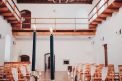 Rustikální svatební výzdoba a květiny v sále na zámku Libouchec.