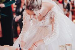 Podpisy po obřadu v interiéru Zámku Liboucec.