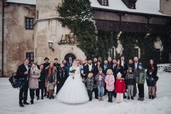 Skupinová fotografie svatebních hostů na zámku Libouchec.