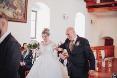 Svatební obřad v interiéru zámku v Libouchci.
