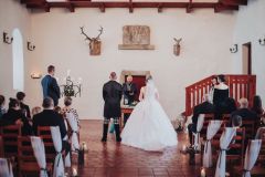 Svatební obřad v interiéru zámku v Libouchci.