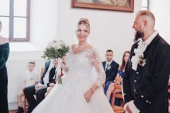 Svatební portréty v historických interiérech zámku Libouchec.