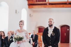 Svatební obřad v interiéru zámku v Libouchci.