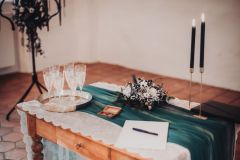 Rustikální svatební výzdoba a květiny v sále na zámku Libouchec.