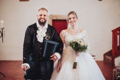 Svatební portrét novomanželů focený v interiéru zámku Libouchec.