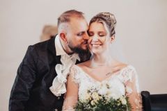 Svatební portrét novomanželů focený v interiéru zámku Libouchec.