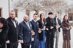 Skupinová fotografie svatebních hostů na zámku Libouchec.