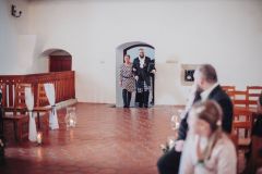 Interiér Rytířského sálu zámku Libouchec připravený na svatbu.