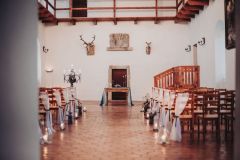 Rustikální svatební výzdoba a květiny v sále na zámku Libouchec.