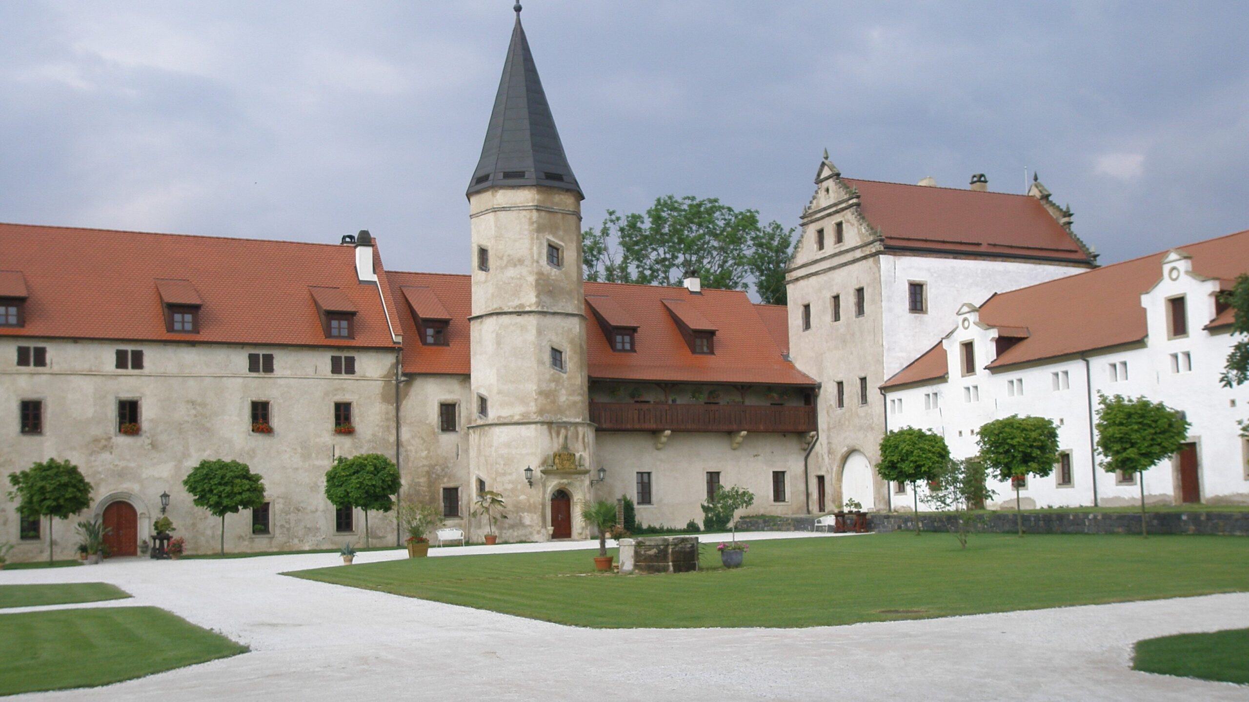zámek Libouchec, nádvoří a věž