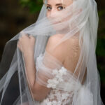 Nevěsta po svatebním obřadu  na zámku v severních Čechách.