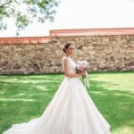 Nevěsta v zahradě zámku Libouchec - svatba severní Čechy.