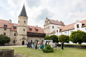Svatební obřad na míru - individuální přístup na zámku Libouchec.